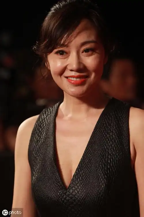 之前是结婚生子过的,离婚之后,闫妮就和小自己9岁的演员王玮在一起了