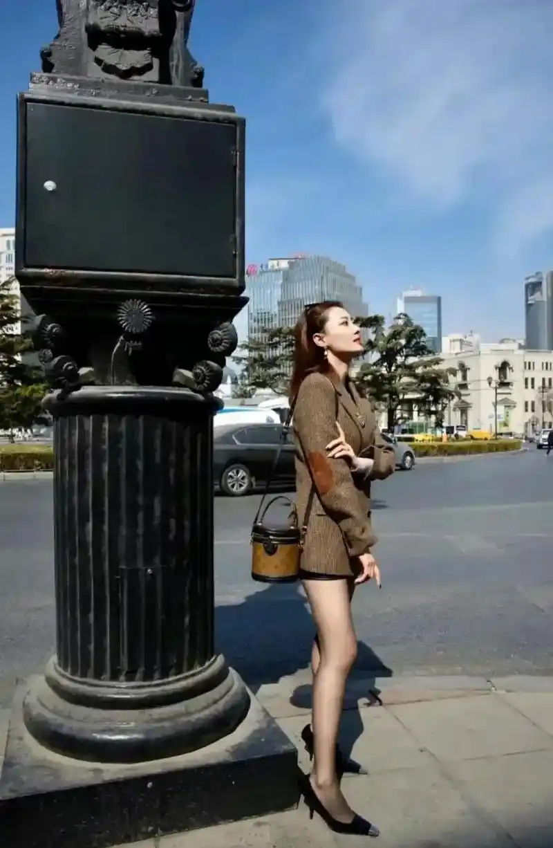 大连中山广场上的美女