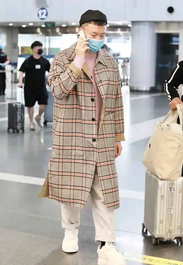 孙红雷的反季穿搭还挺潮,格纹风衣配"挽腿裤",看着不像50多