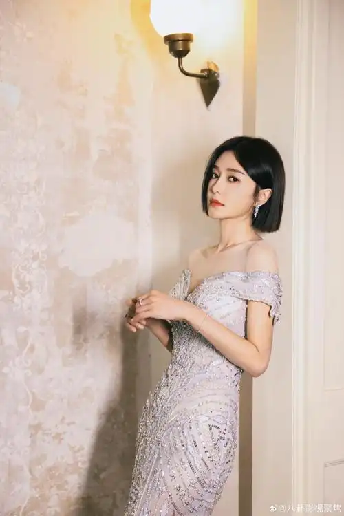 秦岚头发丝都在发光##秦岚今天造型好闪