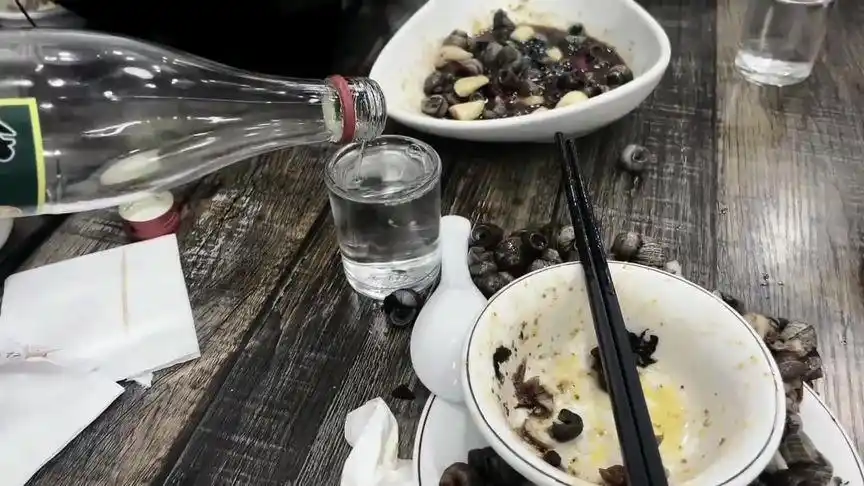 给我一杯忘记过去的酒 #唯有喝酒解千愁 #孤独的人喜欢深夜