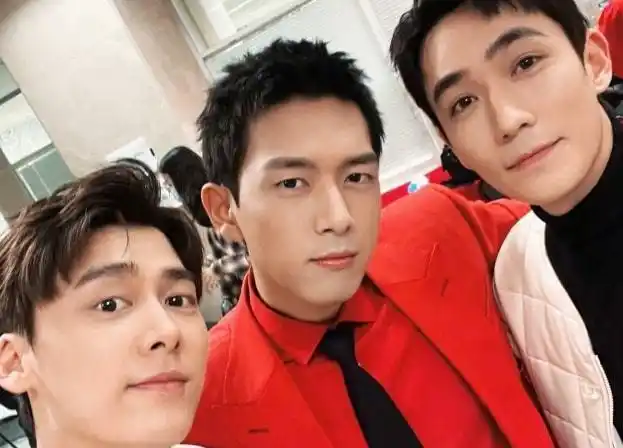 男明星同框比帅照来了论起颜值和成绩李易峰实打实的赢了