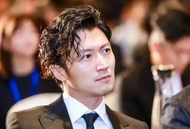 "但谢霆锋自从进入娱乐圈后,对外公开的身份,包括在个人信息的资料上