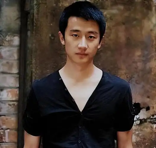 "狠人"黄轩的逆袭史,从内娱弃子到名导宠儿,几段情史太精彩