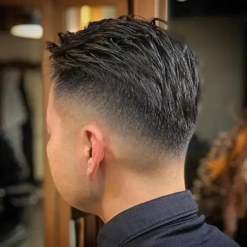 比如说长脸型的男士两侧就不适合推得太高,后脑勺比较鼓的男士同样不