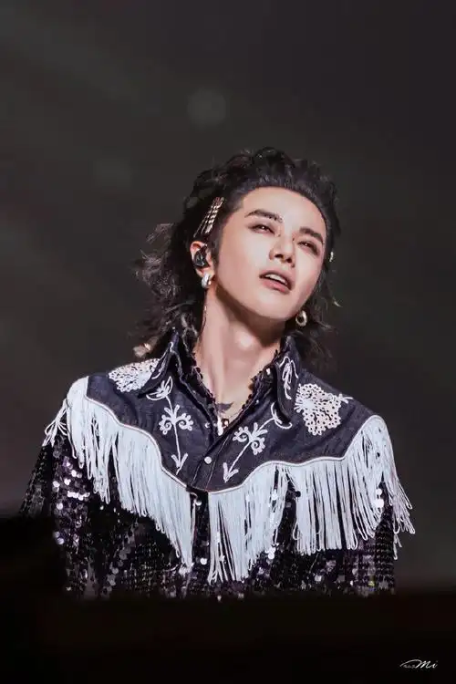 华晨宇鸟巢四面台演唱会第一人##华晨宇演唱会大屏背景是恶评