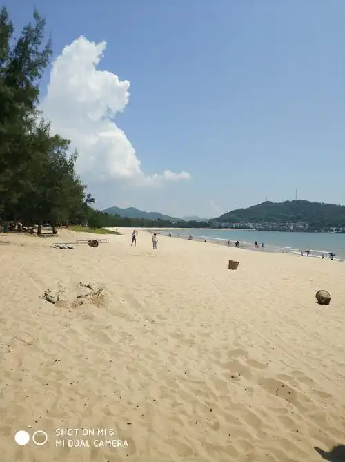 洁白的细沙,在阳光的照射下,如珍珠般闪闪发光