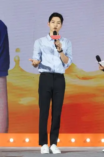 宋仲基变"种草机"百搭小白鞋你还不穿起来