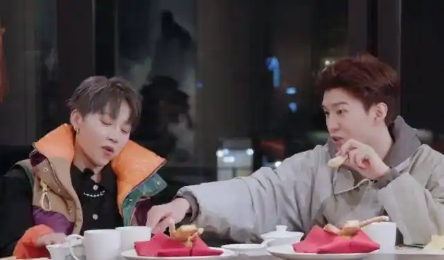 刘雨昕也可以很可爱,和范丞丞在一起"勾肩搭背",像是豪门姐弟_样子