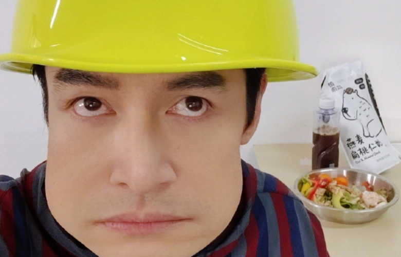 照片中,胡歌拍了自己吃的水果,并且附了张自拍.