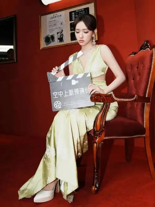 程潇绝美写真,一袭性感的深v绿裙,气质迷人