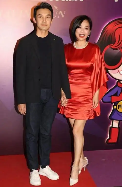 陈松伶夫妇回港大宴宾客小鲜肉老公体贴入微同框亮相身高差抢镜