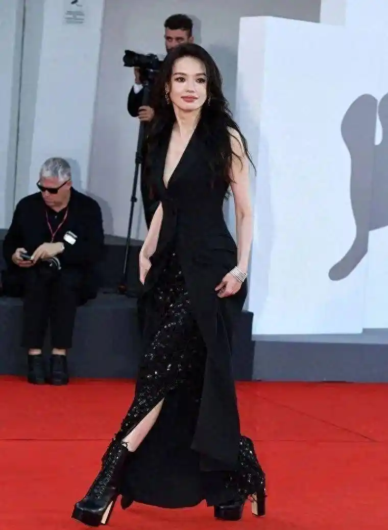 47岁舒淇"毁容"近照曝光,皱纹显老!_年龄_服装_风格