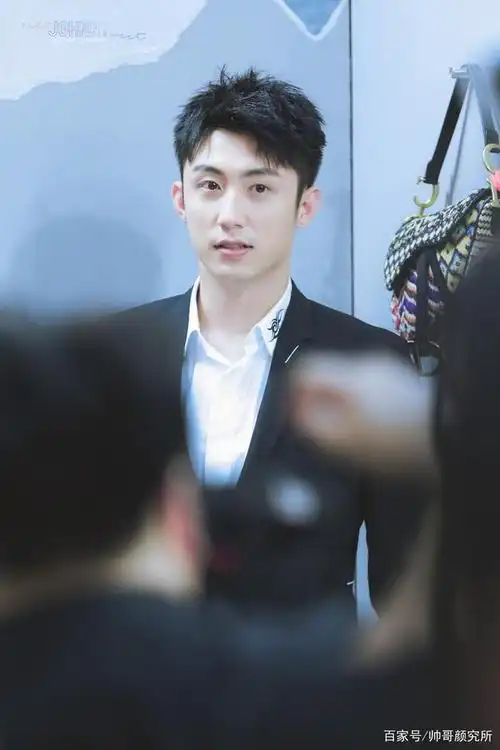 黄景瑜最新寸头造型完美诠释行走的荷尔蒙