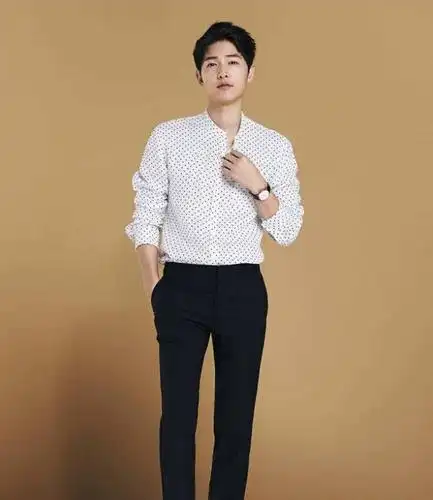 35岁宋仲基近照一脸疲惫,油光满面泪沟明显,显老像"大叔"