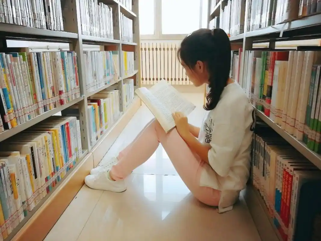 17汉语言一班孙然17汉语言一班张慧赶紧为你心中最美的读书背影投票吧