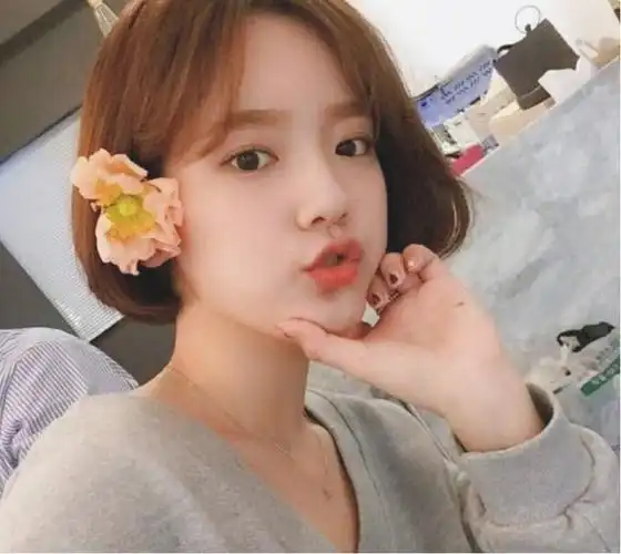 这款发型最大的优点就是看起来非常的清纯,前面的刘海和两边的碎发