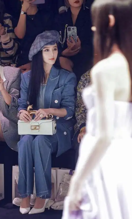 范冰冰蓝色西装套装出席活动搭配格纹贝雷帽尽显温柔大气