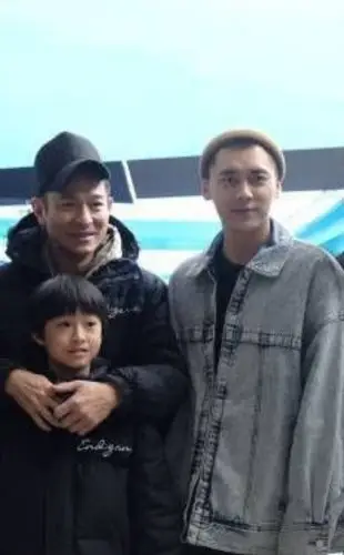 消息终于搞到真的了恭喜李易峰追星成功与刘德华合影