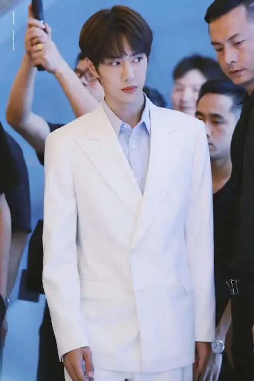 王一博穿白西装好好看啊!