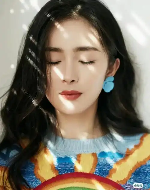 杨幂身穿彩色毛衣搭配蓝色亮片短裙优雅甜美气质绝佳