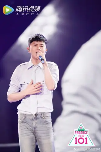 张杰《创造101》发布会温柔献唱《我们都一样》突然忘词?