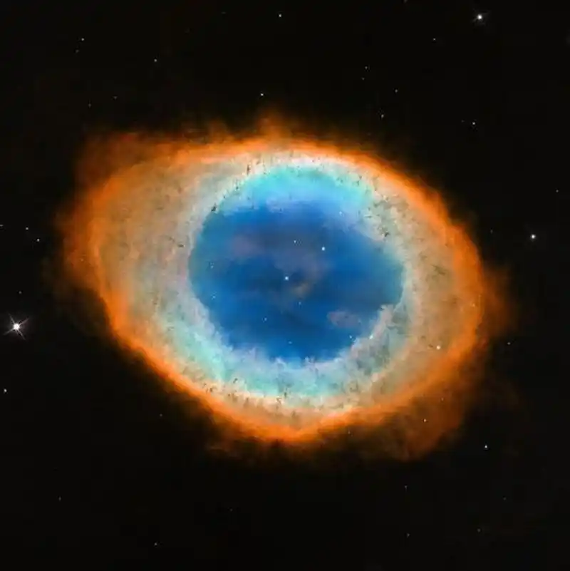 环状星云是位于北半球天琴座的一个行星状星云.