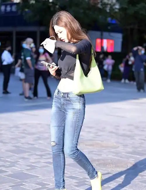 秋天适合搭配紧身牛仔裤,可以选择运动鞋,也可以搭配高跟鞋