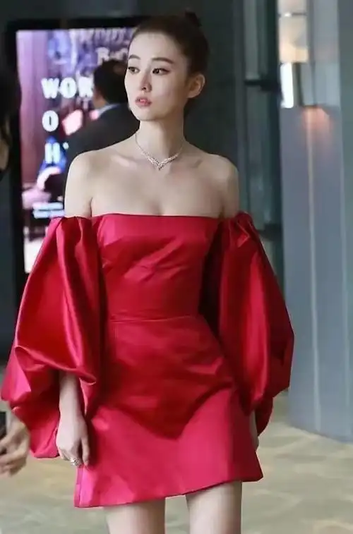 乔欣穿一字肩旧照曝光,排面太大引起热议,评论数超过10000条