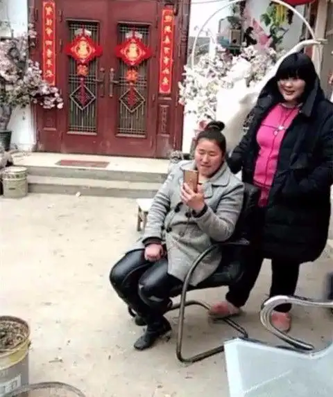 王二妮豪宅,大衣哥豪宅,刘大成豪宅对比,这差距不是一般大!