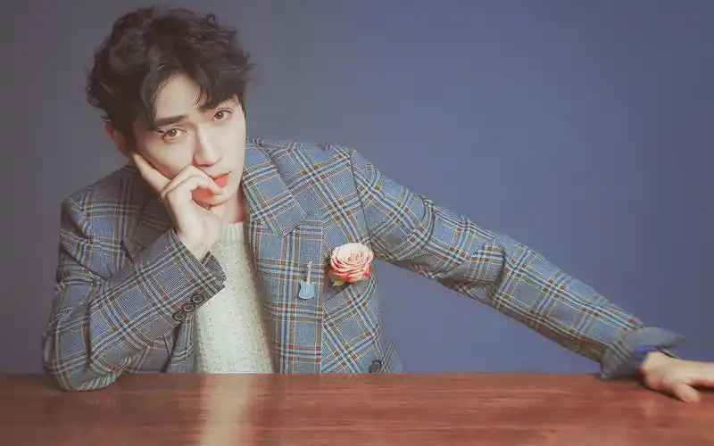 男神朱一龙帅气迷人桌面壁纸图片