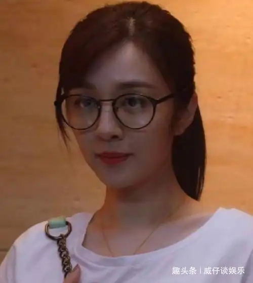 王晓晨秀身材,扯裙摆撒娇,也太有少女感了吧