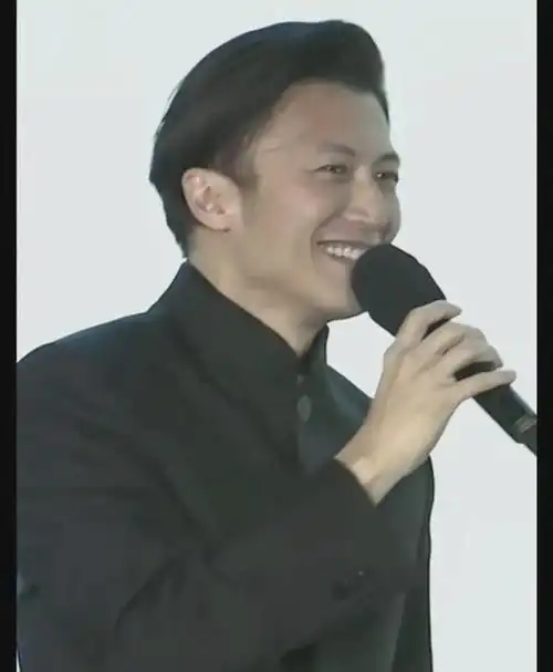 44岁谢霆锋穿新式西装耍酷,不小心暴露鼻毛,显得很邋遢油腻|发型|摇滚