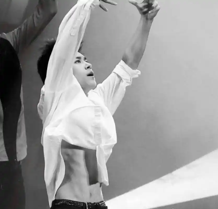 易烊千玺的八块腹肌,舔屏