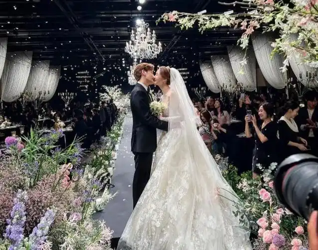 五月六日,李多海与歌星老公谢文结婚,两人谈了八年的恋爱,谢文亲眼