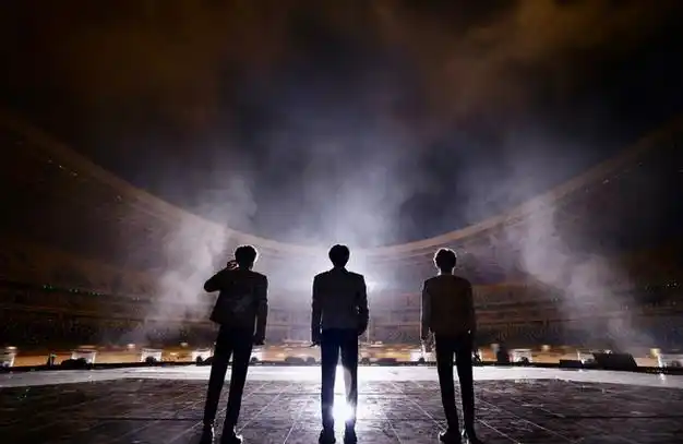 tfboys曝演唱会背影照王俊凯王源易烊千玺4个字转发谁看哭了