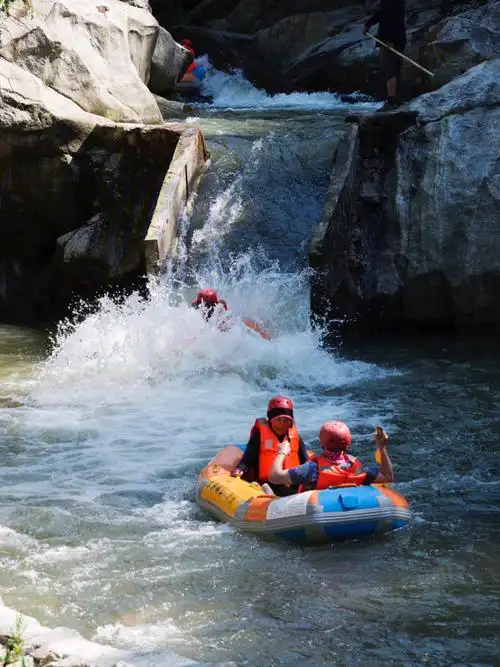 周末去了毕升大峡谷漂流,这可是湖北省唯一双河道漂流,还是很刺激的