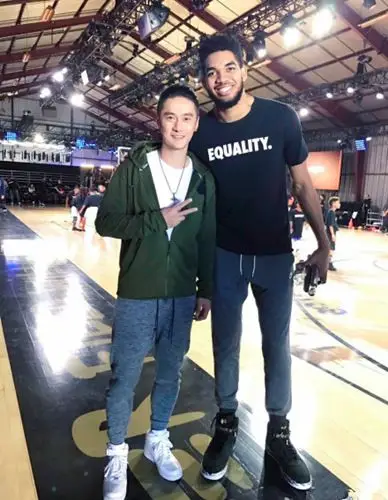 蒋劲夫合影欧文等nba球星 身高差太多秒变霍比特人_明星要闻_娱乐频道