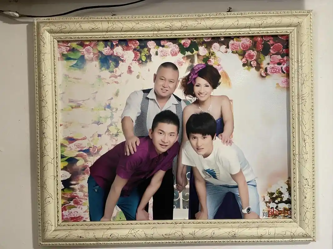2月11日,王珊珊家里墙壁上挂着的全家福.新京报记者 周思雅 摄