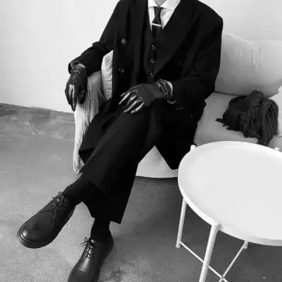 禁欲系高冷西装革履男生头像