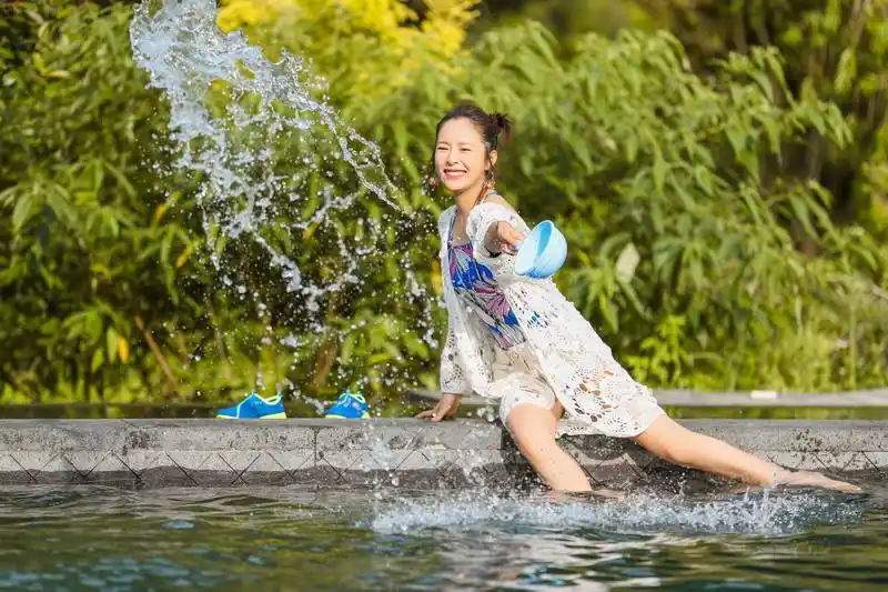 组图:江一燕身着泳衣一身清爽 池边戏水好俏皮