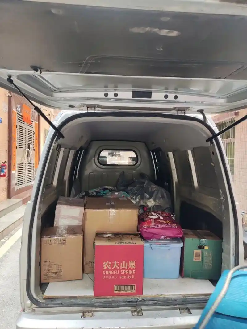 货拉拉的使用感受 第一次搬家,叫的货拉拉小面,非常能装,比我想的要大