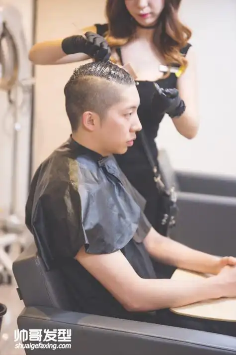 男生两边头发怎么剪好看 两侧剃光的背头卷发-发型设计-帅哥发型网