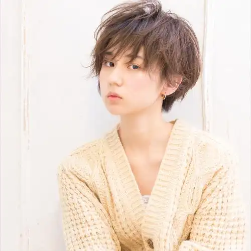 圆脸的人适合什么发型图片圆脸的女生适合烫的发型