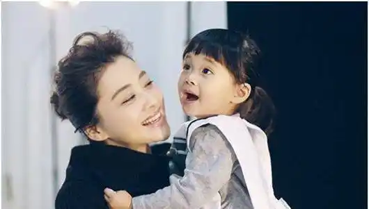 梅婷女儿快快长大了,五官精致大眼灵动黑眼圈呆萌,妈妈基因强大_老公