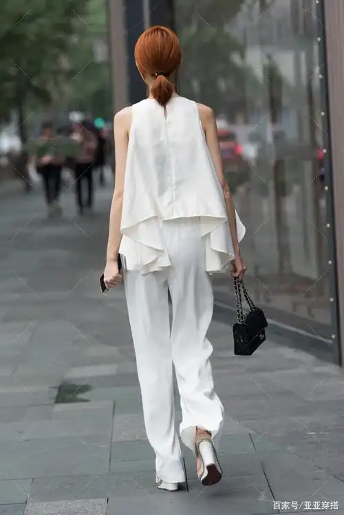 鞋子搭配了一双白色达高跟鞋,显得十分有气质.