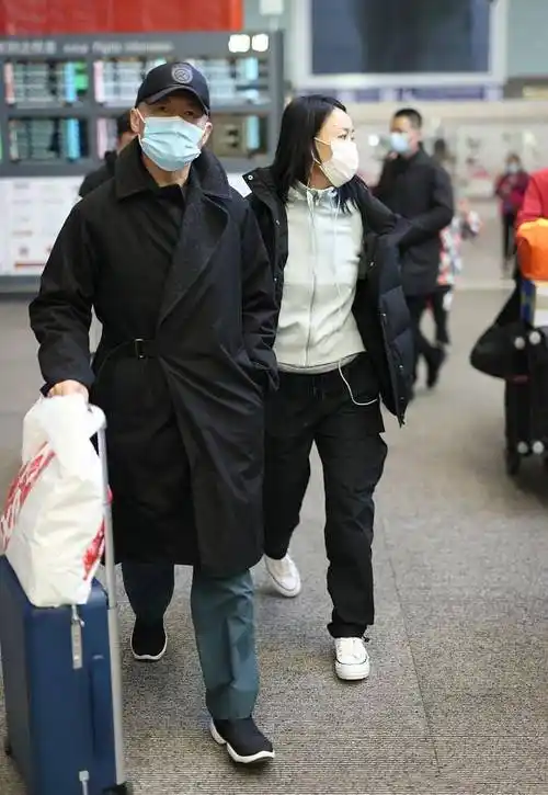 那英老公婚后认识17年!一身西装优雅美丽,颜值不比明星差