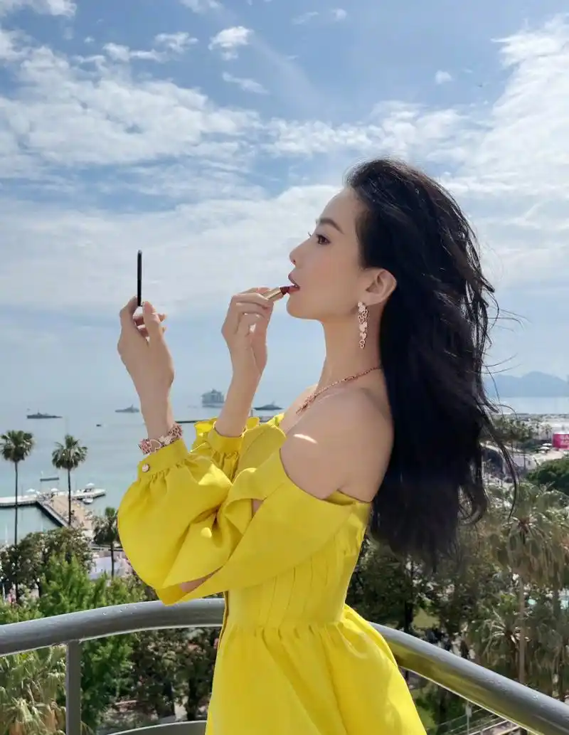 刘诗诗穿黄色裙子,在戛纳的海边化妆,特别美.