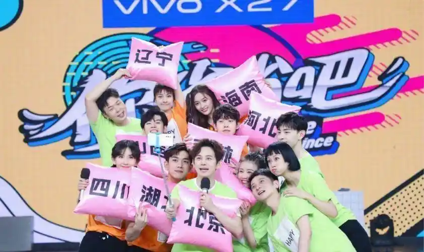 原创邓伦李现快乐大本营同框22年长寿综艺为何总能汇聚顶级流量