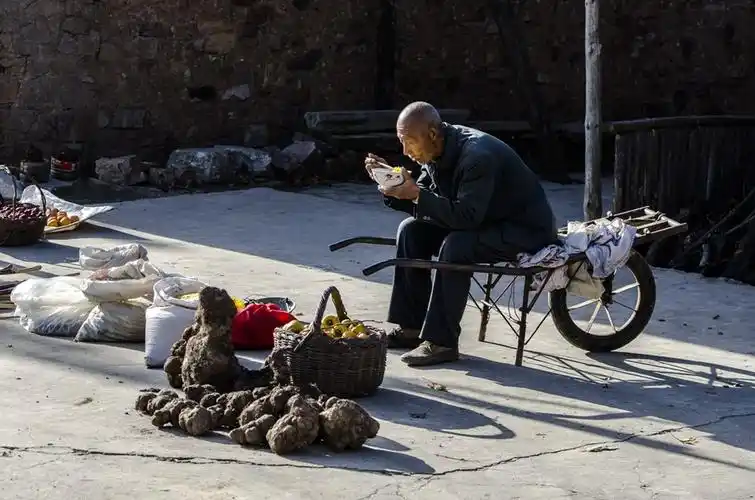 但是摆摊挑扁担的,卖得便宜,反而没有人买,不知道为什么呢?